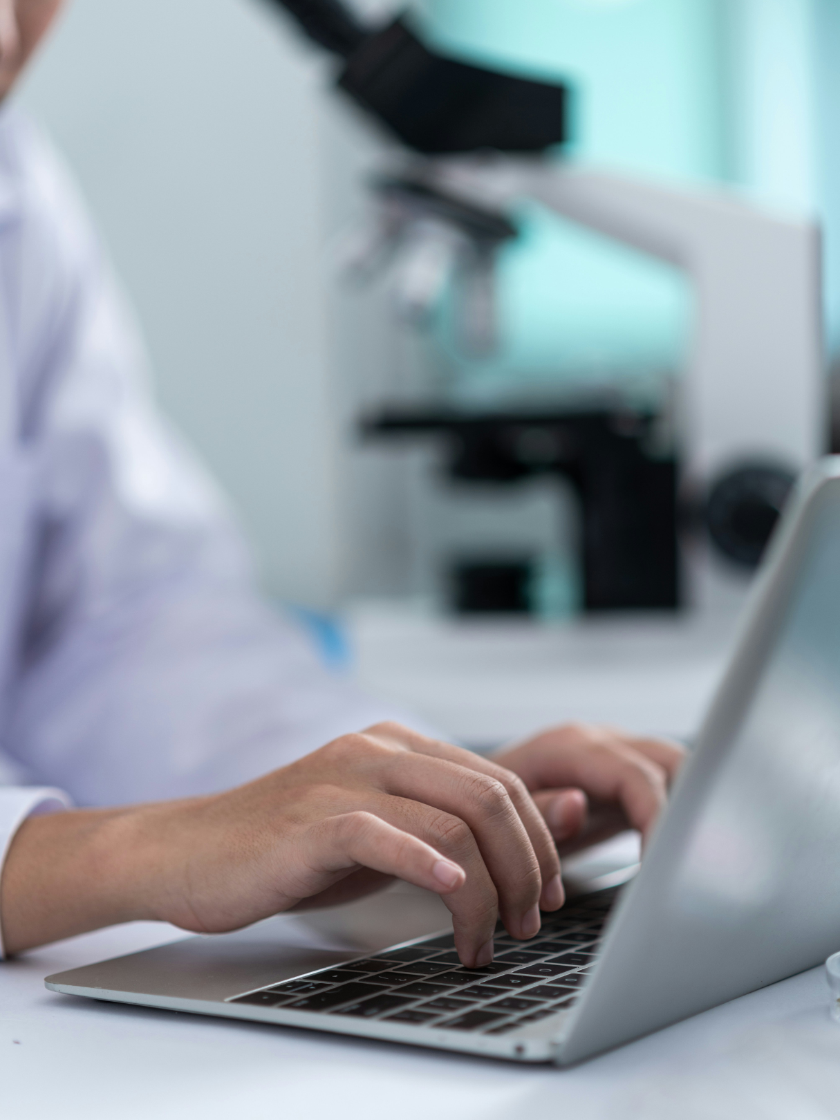 LIMS professional kijkt naar data analyse in het lab