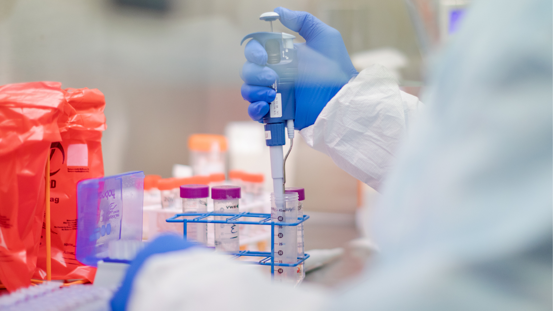 Chemisch analist voert laboratoriumanalyse uit met pipet en testmonster