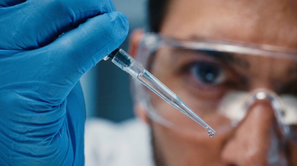 Close-up van een biotech professional in een modern lab met strakke grafische data-overlays en UI-elementen, symboliserend hoe werken in de biotech in 2026 verandert.